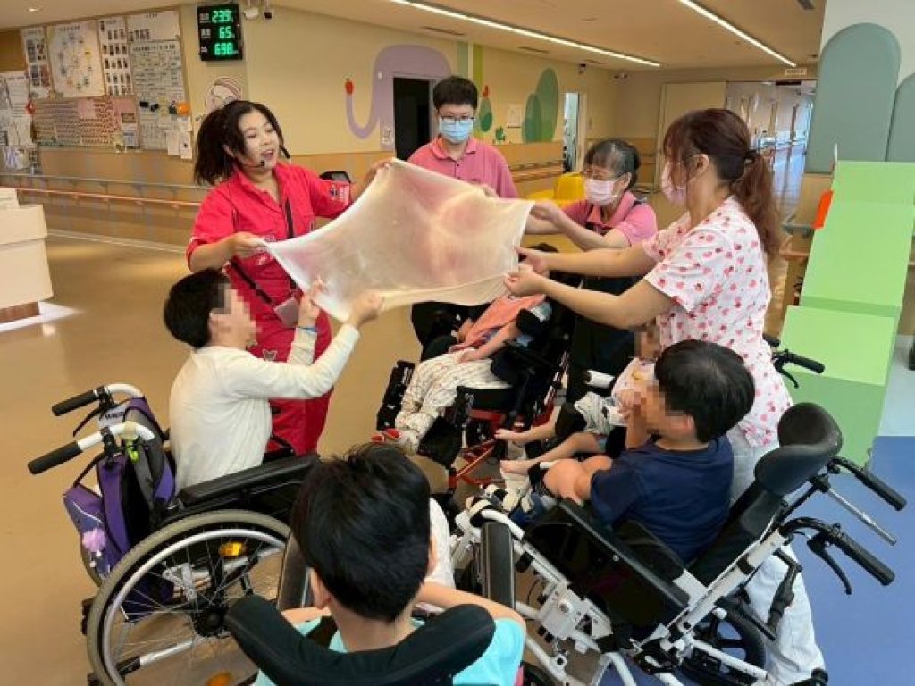 助飛象家園受虐身心障礙兒創傷復原　民生醫院攜手史萊姆怪獸星球手作體驗