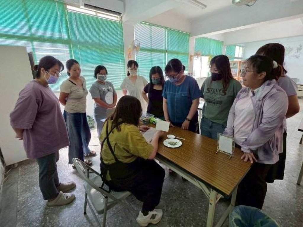 押花相框療癒手作　燕巢據點伴家長紓壓