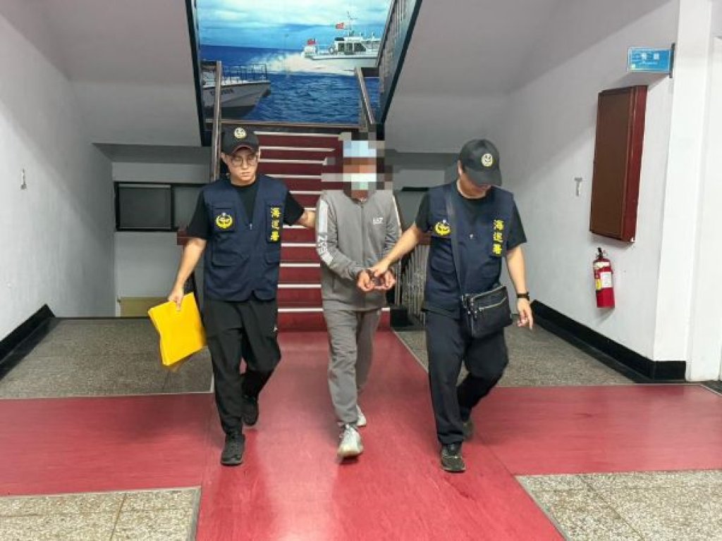 客輪實名制再次建功 澎湖輪搭載洗錢通緝犯 海巡人員解送通緝犯歸案