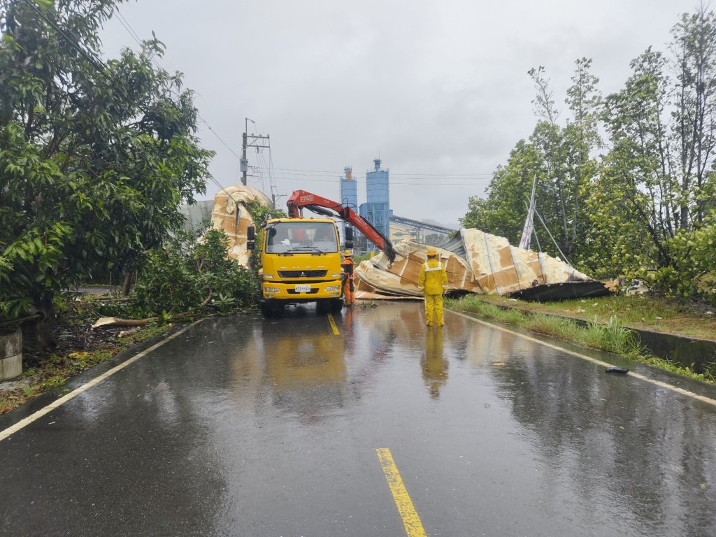 楊柳颱風造成台南地區還有2783戶停電  台電正積極搶修中