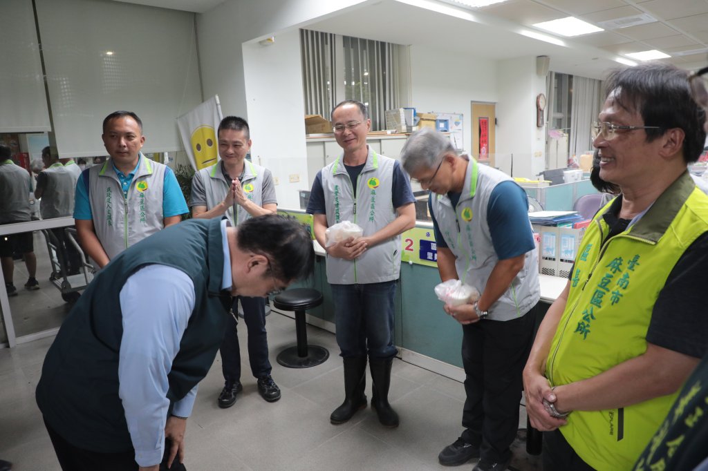 黃偉哲深夜赴麻豆區公所 暖贈宵夜感謝防災人員辛勞