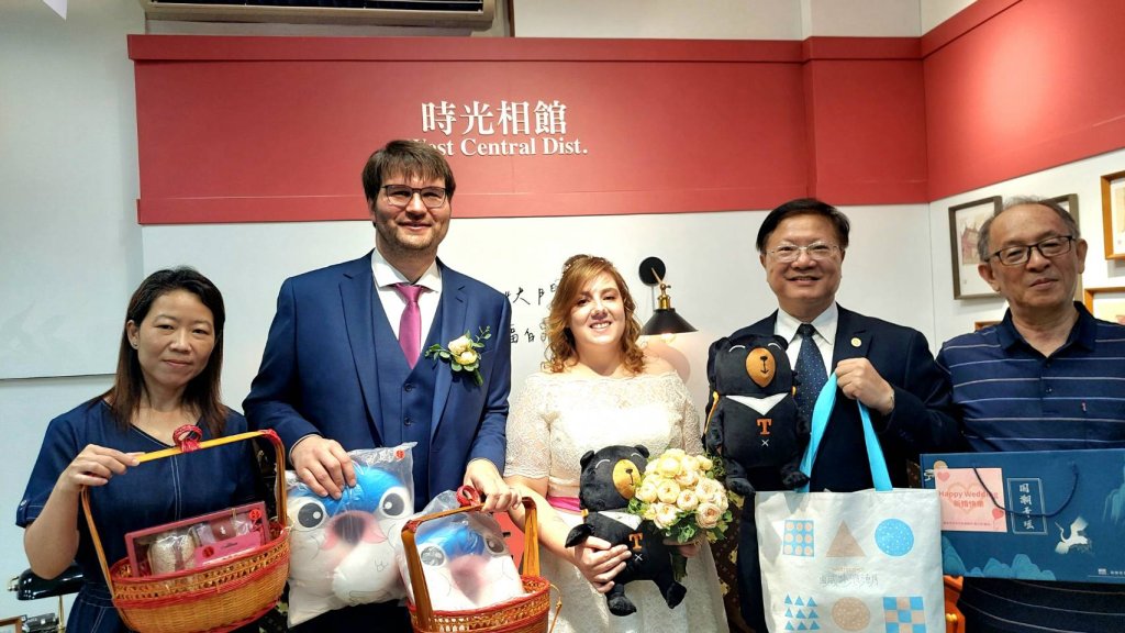 浪漫古都吸引德國新人專程來台南結婚 觀旅局專委丁玲俐代表市府當證人