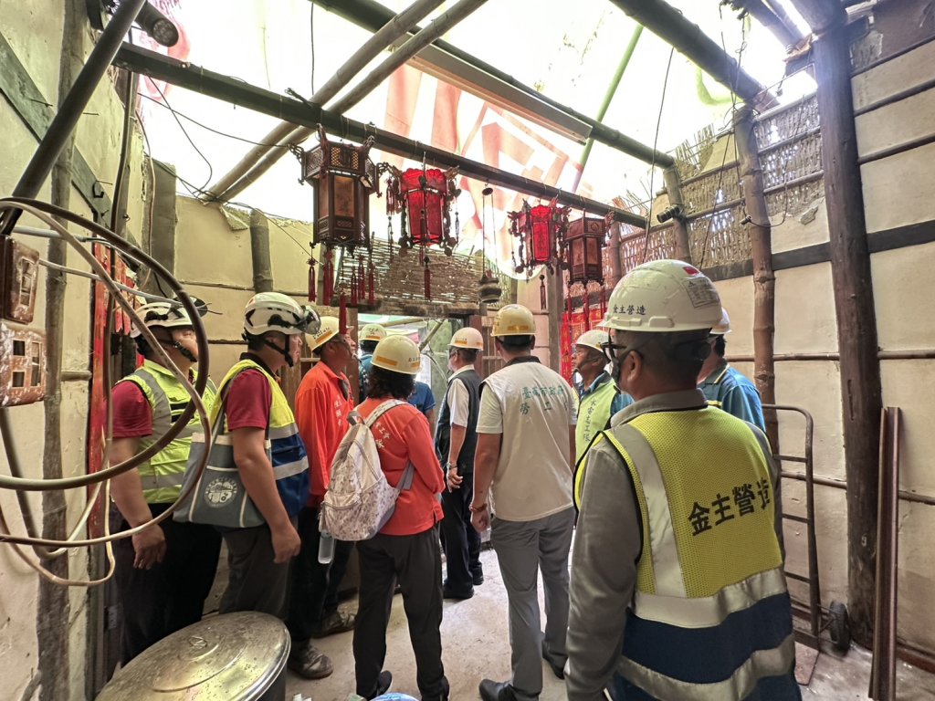 黃偉哲號召公私協力 做工行善團搶修西港、後壁災後家園