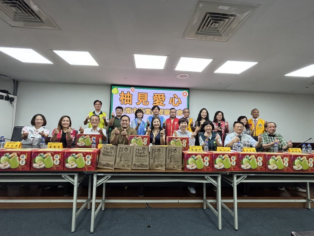 中秋月圓做公益 陳怡珍、蔡旺詮、青果西施攜手企業團體 力挺果農送文旦 助弱勢過節