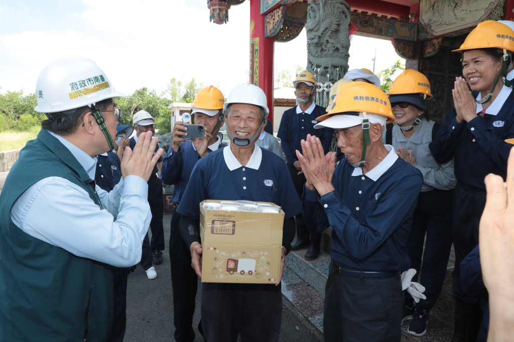 黃偉哲送豆花感謝慈濟志工 為北門渡仔頭弱勢戶修繕房屋