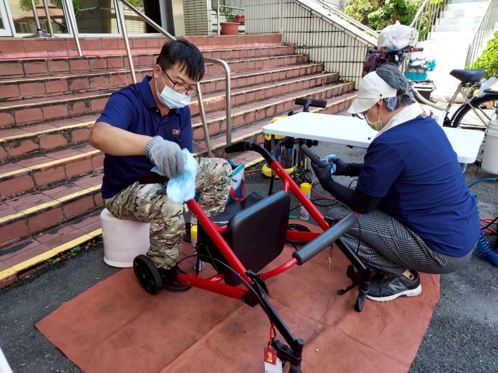 社會局輔具暖心維修守護行動安全 南市災後首場輔具清消讓長者高興不已