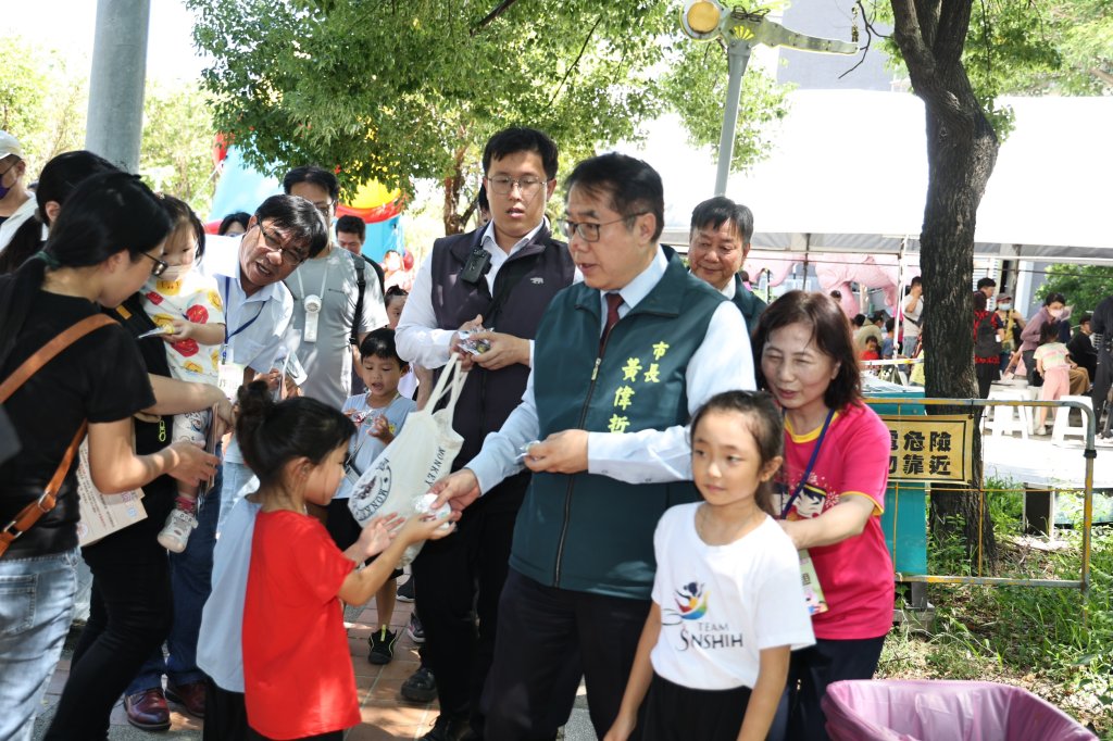 南市歡慶祖父母節齊聚樹谷科學館 黃偉哲祝福市民珍惜祖孫陪伴幸福時光