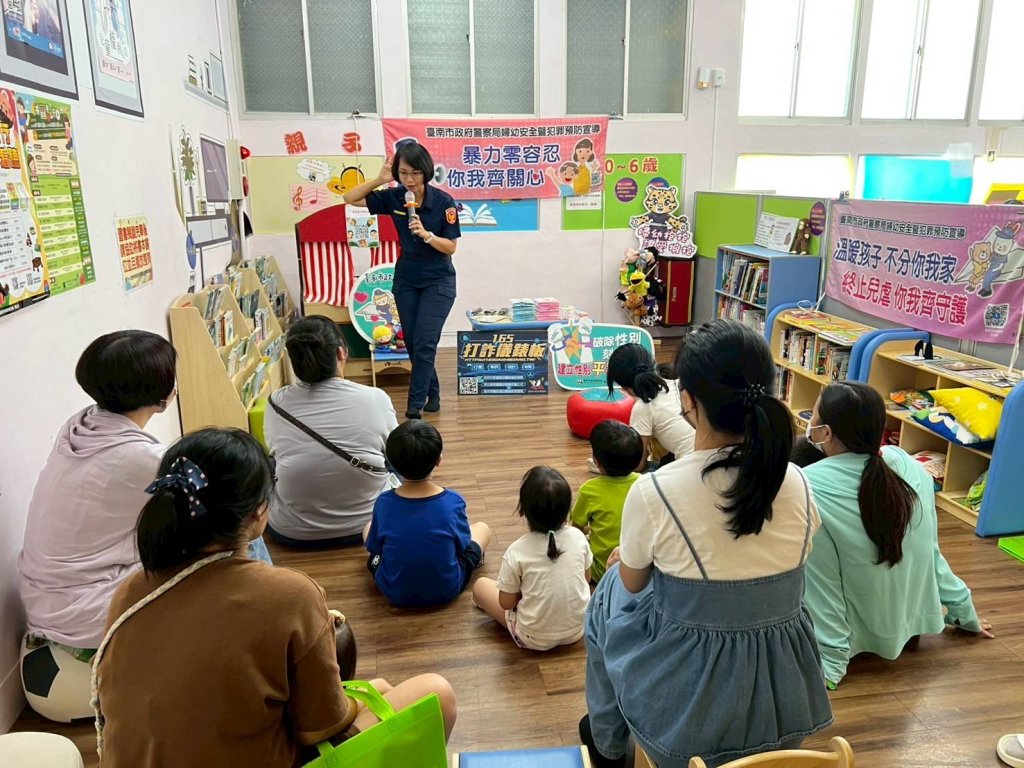 交通大隊攜手婦幼隊走進南區親子悠遊館 親子宣導「家」倍安心