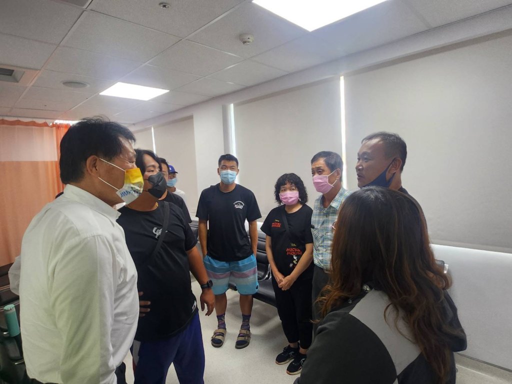 體育局長陳良乾慰問嘉義縣民和國中棒球隊移地訓練 車禍受傷教練及選手