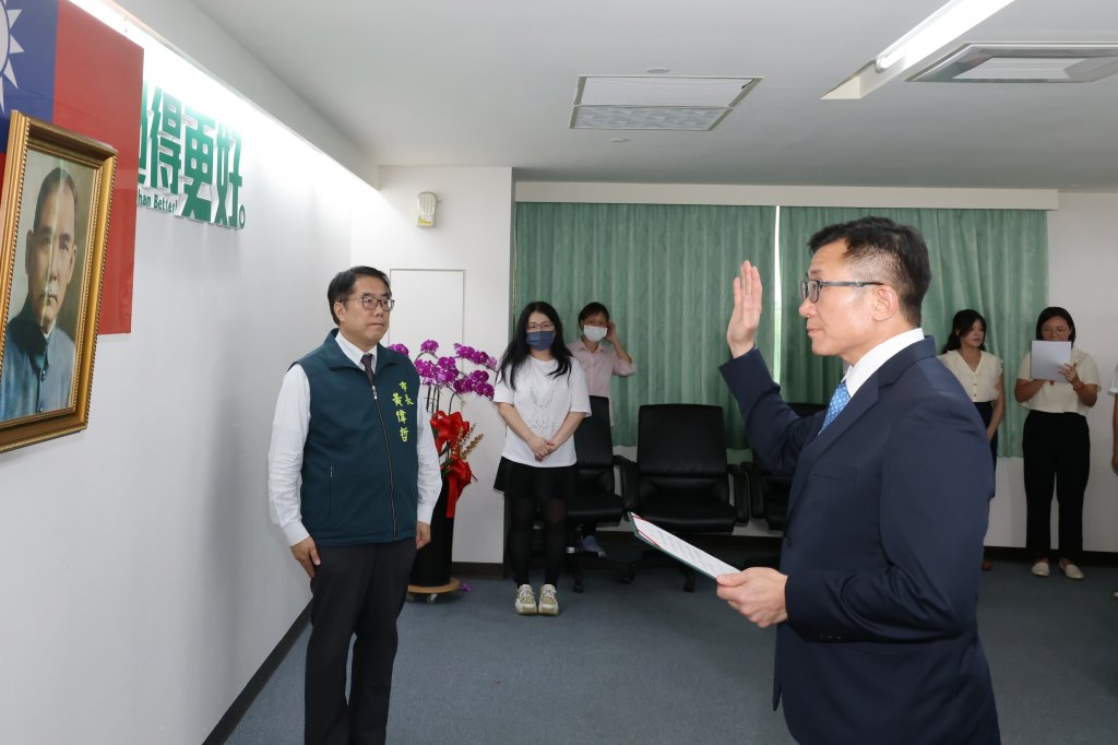 研考會新任主委王效文宣誓就職 黃偉哲期勉發揮專業助力市政