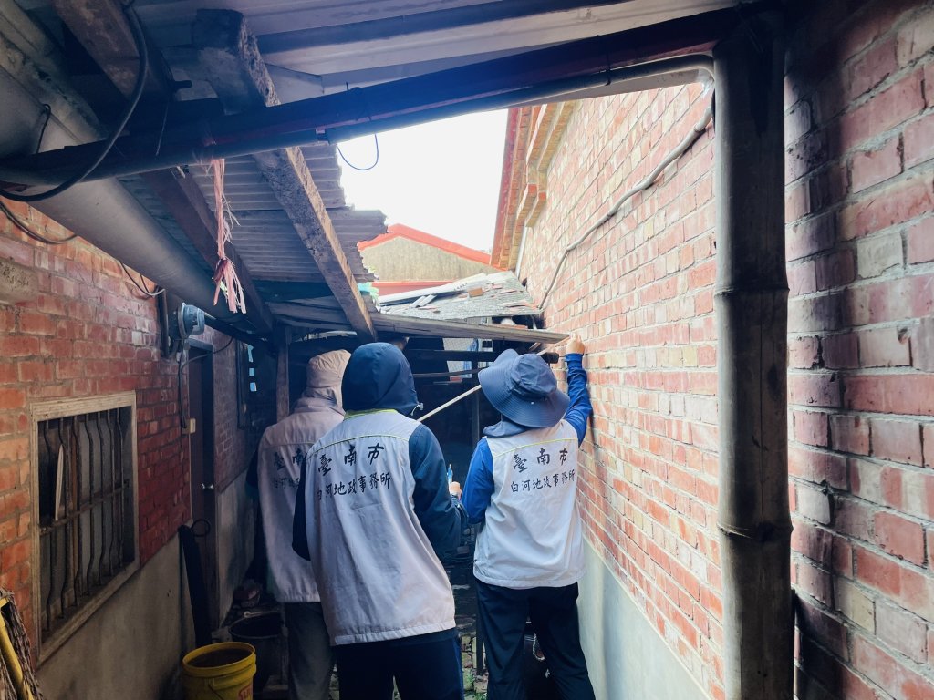 為加速核發風災損慰助金 地政局偕同地政事務所全力支援七股區、新營區公所實地勘測住屋毀損面積