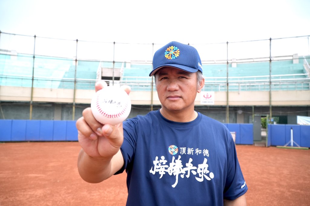 頂新和德「接棒未來」計畫邀張泰山擔任公益大使　號召社會捐款改善偏鄉球隊交通與營養兩大困境
