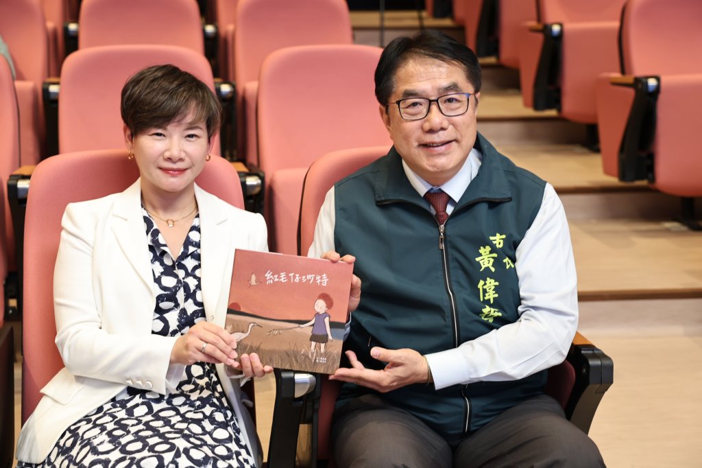晉基基金會致贈《紅毛仔沙特》繪本給南市府 讓學生從閱讀中感受在地情懷