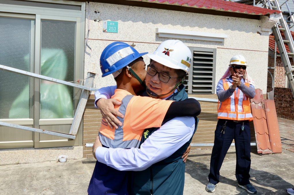 風雨後見彩虹 黃偉哲視察民宅屋頂維修進度 陪伴北門災後復建之路