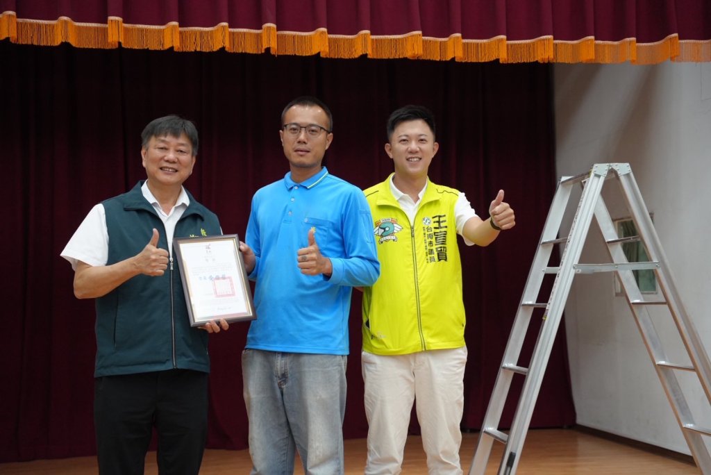 竹夢國際有限公司發明人施昌邑 攜手議員王宣貿 捐贈「不倒工作梯」給母校使用 