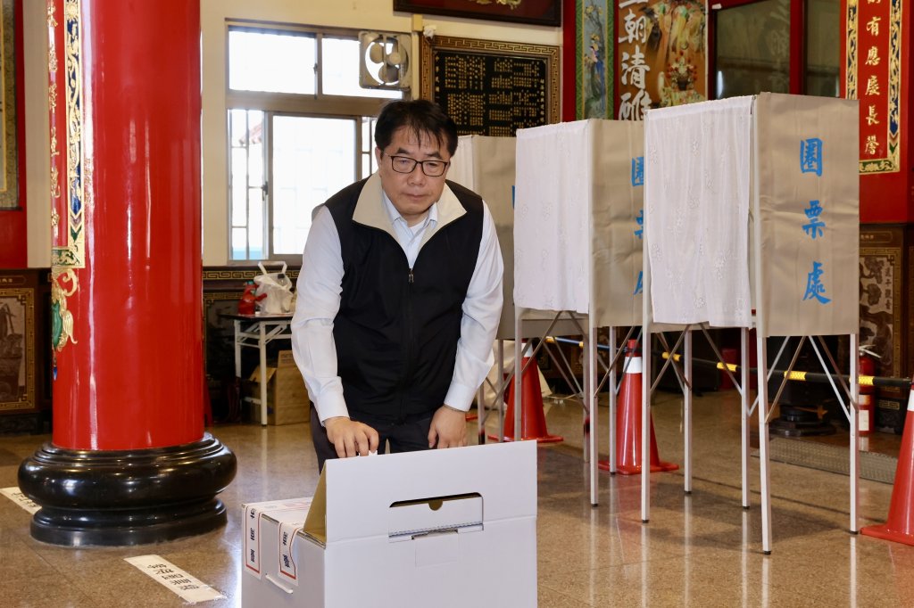 823核三公投登場 黃偉哲一早投票呼籲民眾踴躍行使公民權