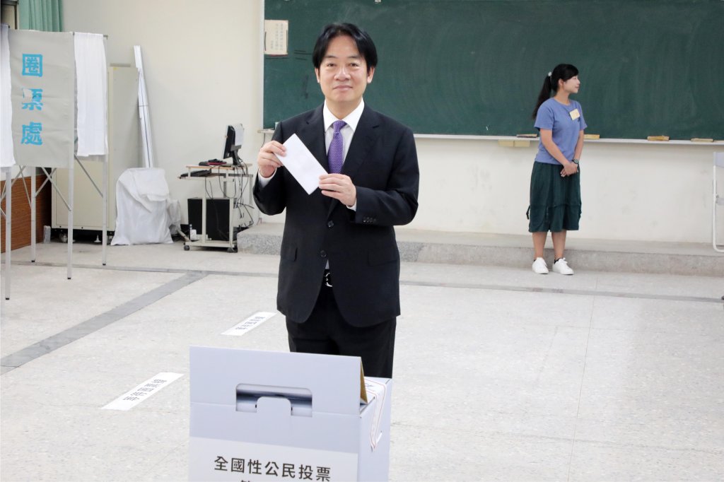 823全國性公投 南市選委會主委葉澤山陪同總統賴清德投下神聖一票