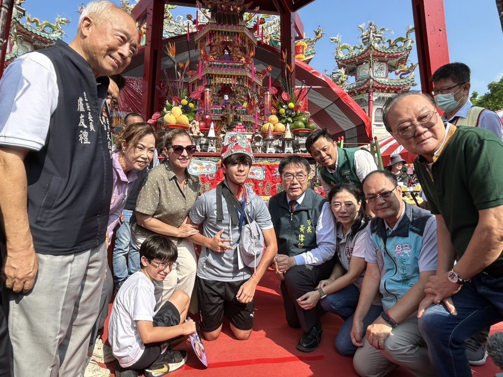 巴拉圭駐台公使之子到安平開台天后宮做十六歲成年禮 黃偉哲感到添增風采