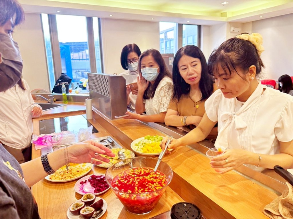 攜手新住民朋友體驗製作越式水果茶並進行繪畫創作　移民署新竹站交流活動深化認識越南文化