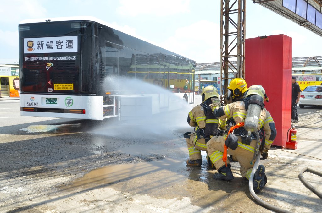 台南再新購10輛電動公車 進行消防演練後將分批投入營運