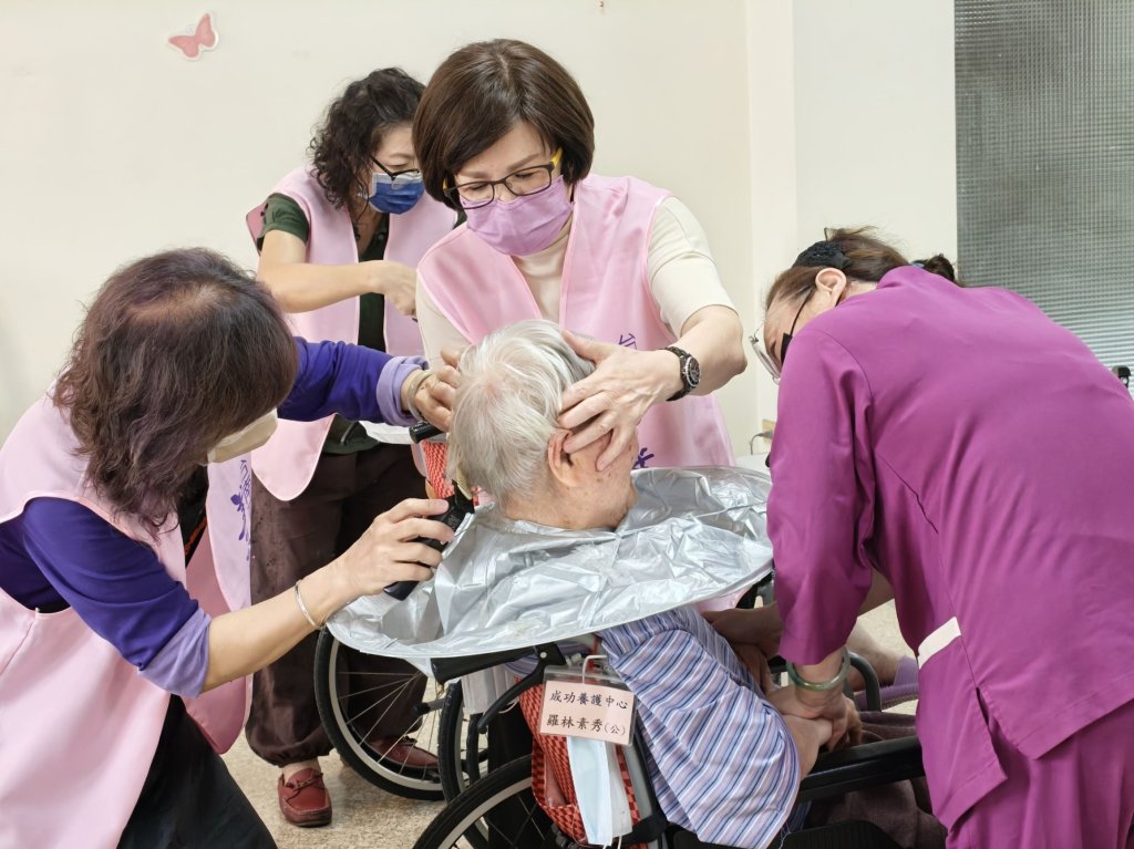 勞工局義剪活動送暖不間斷 愛心志工讓長輩笑容滿面