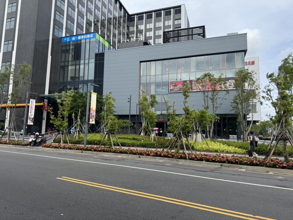 因應新光三越台南小北門店營運 交通局提前規劃商場進出動線 與停車位設施