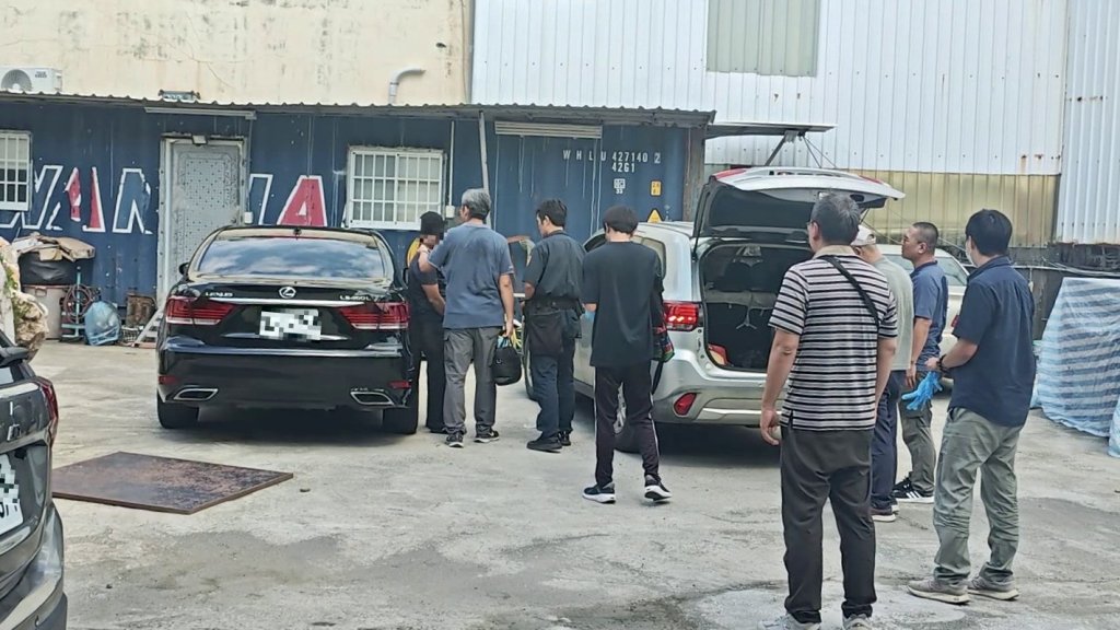 通緝犯躲貨櫃屋 南市刑大查獲持有大量槍毒