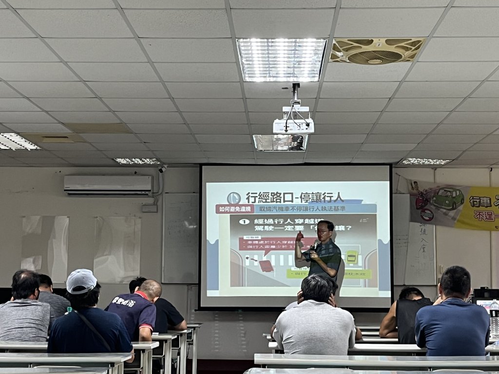麻豆監理站辦理「貨運三業高違規駕駛人安全教育訓練」盼降低違規與事故