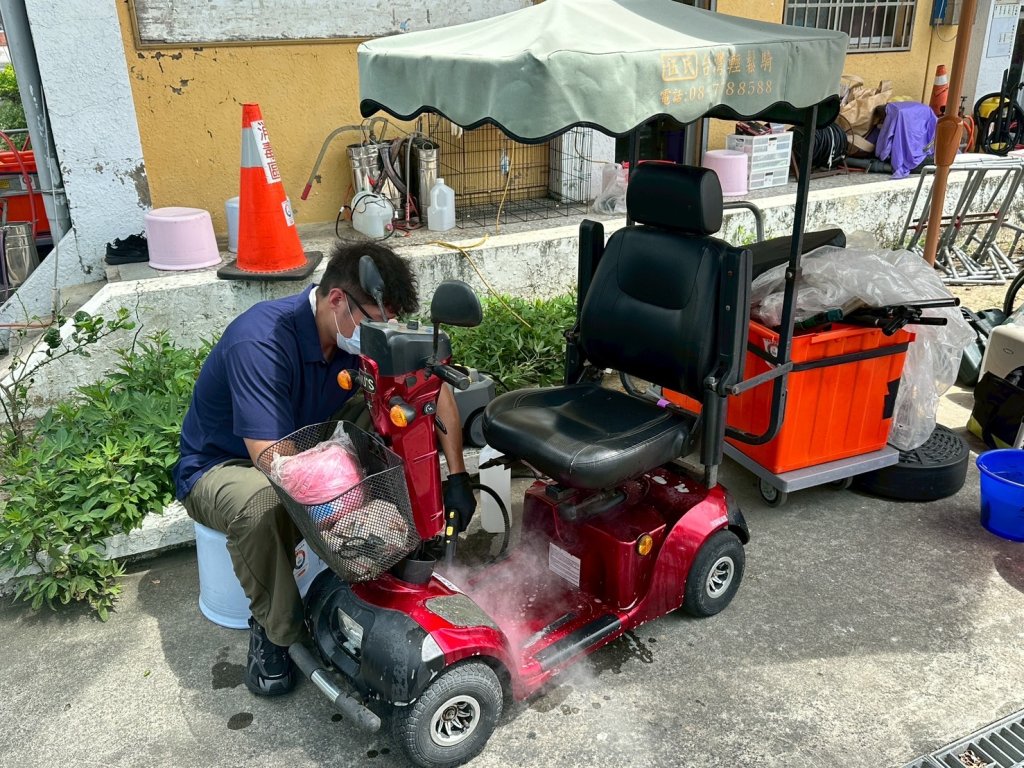黃偉哲推動災後暖心行動 輔具重生社區陪伴雙軌並行