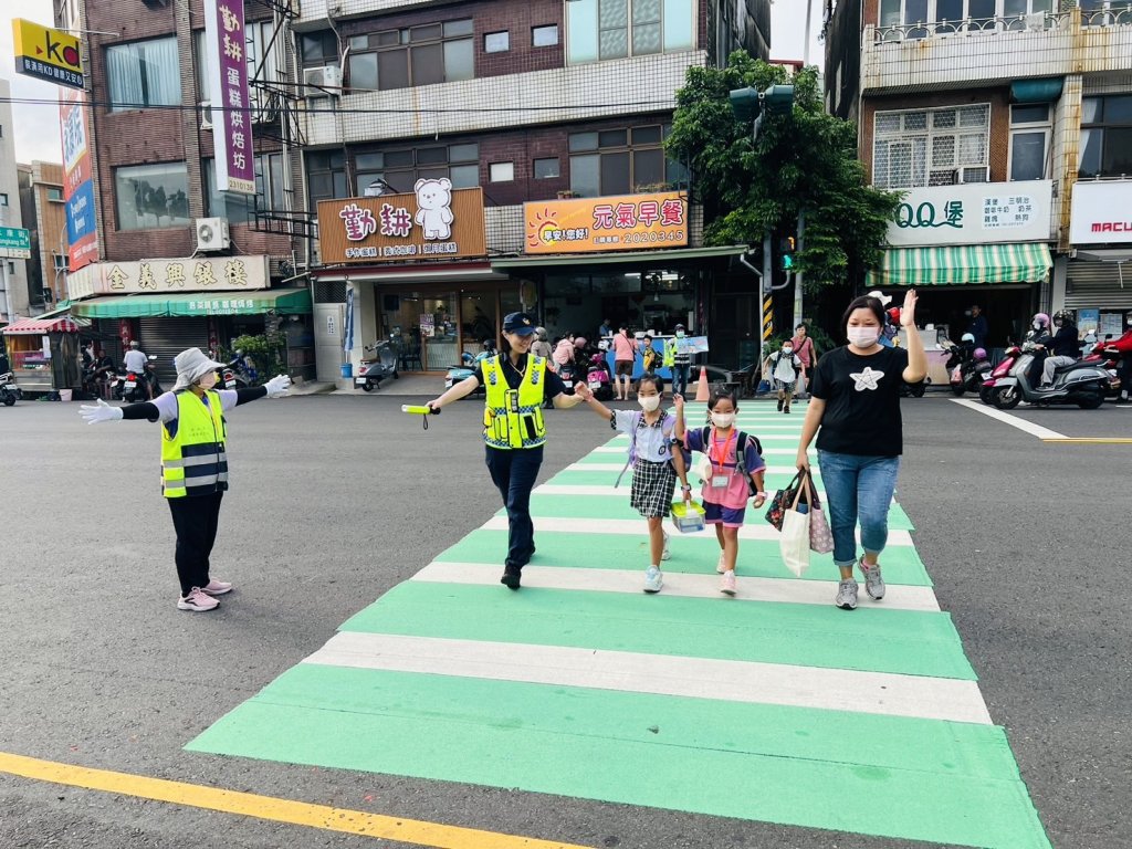 114年國小新學期開學首日 黃偉哲與南警一同啟動「護童專案」守護學童安全  