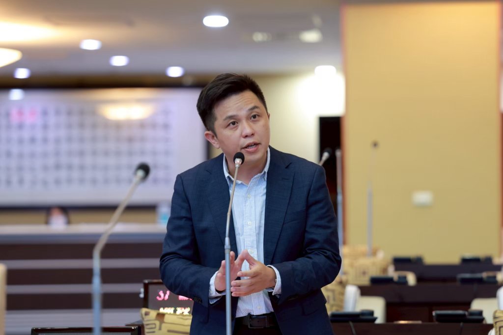 議員李啟維指老人只領勞保年金根本不夠生活 他鼓勵長輩申請老人中低收入戶不用再申請戶籍謄本 