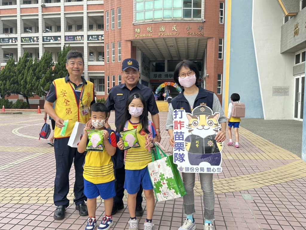 開學囉!  護童勤務啟動  副議長張淑芬與波麗士叔叔陪大家上學