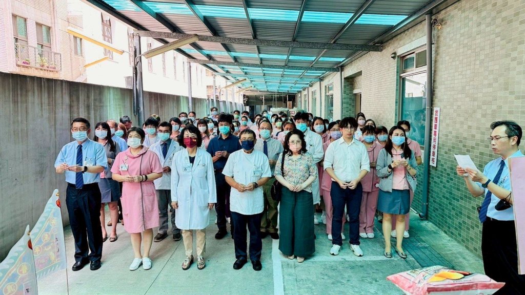 農曆七月的普渡 醫院備祭品祭拜好兄弟