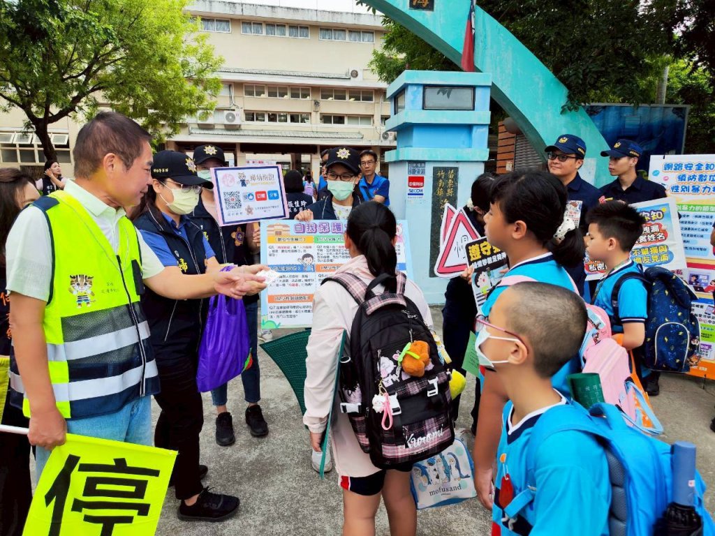迎接開學日縣長與苗警合力守護學童校園安全