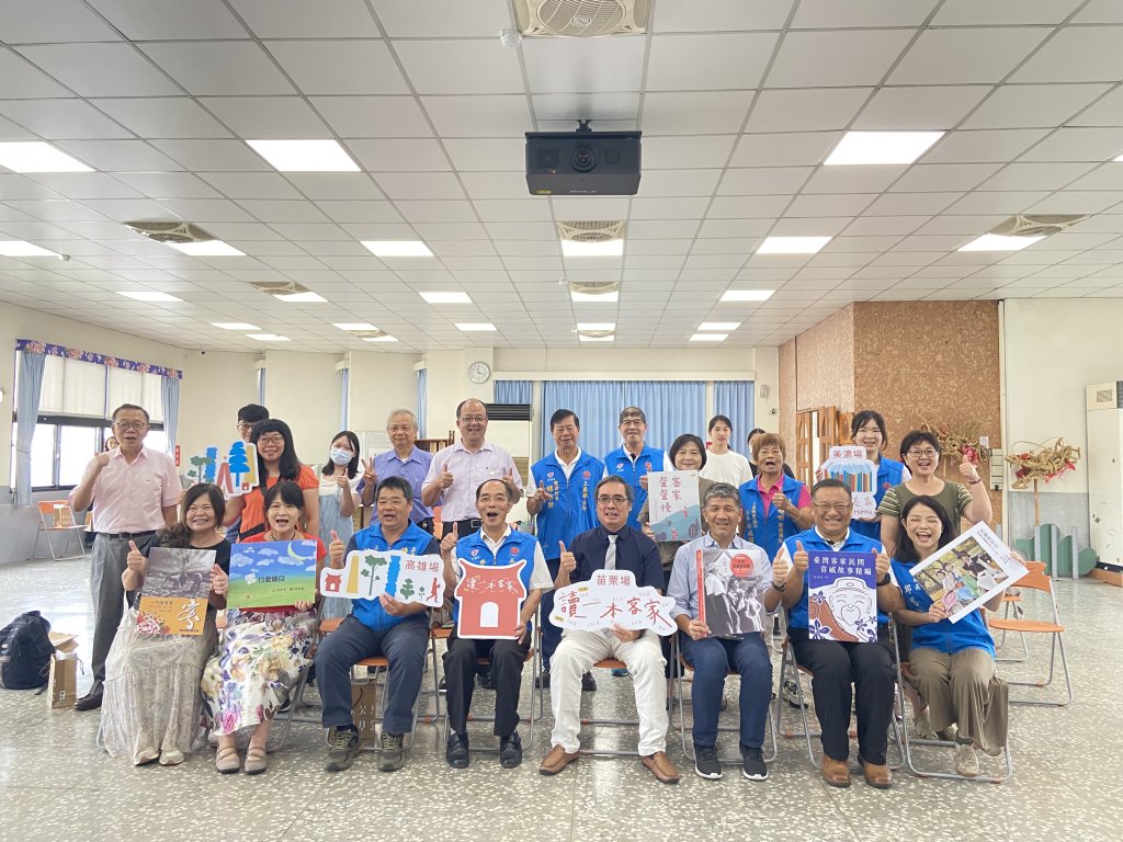 「讀一本客家」出版書刊巡迴書展暨行動攝影展 在三義鄉立圖書館展出 開放參觀
