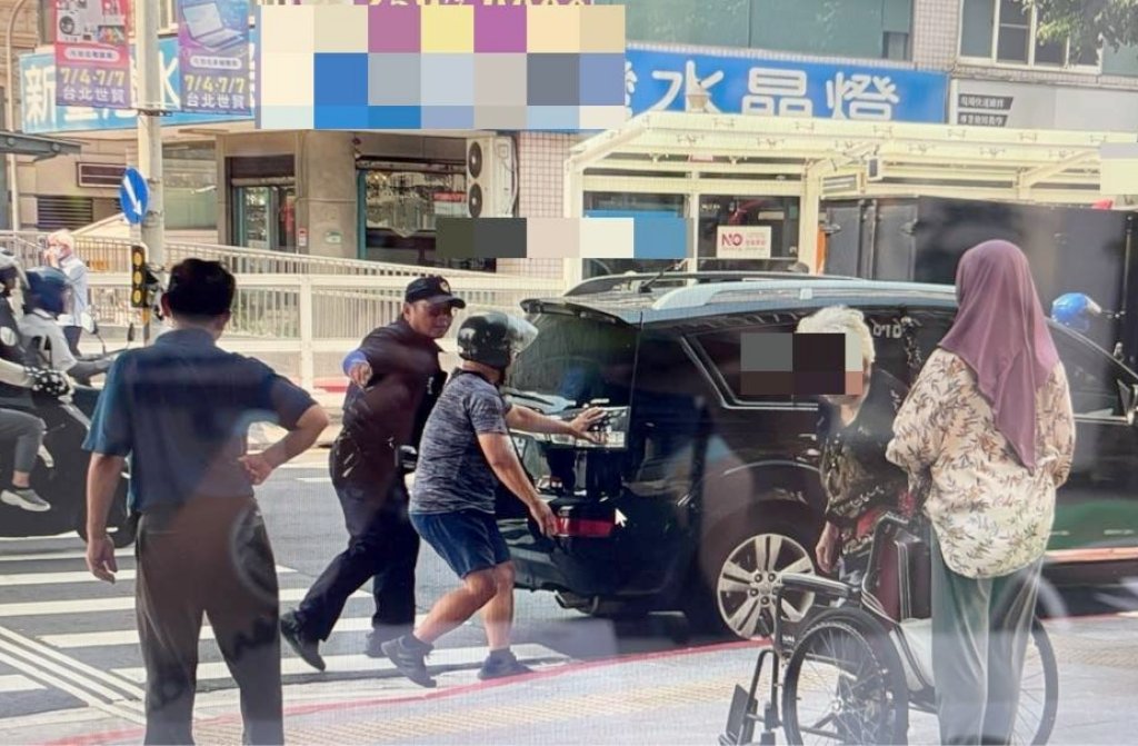 民眾車輛拋錨路中 大同分局警揮汗推車助解圍