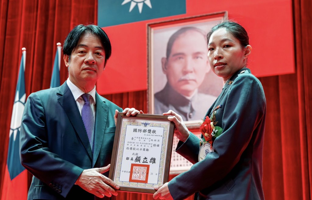 114年全民國防教育傑出貢獻獎中華醫大施秝淇教官獲個人獎 是全國大專院校唯一獲此殊榮者