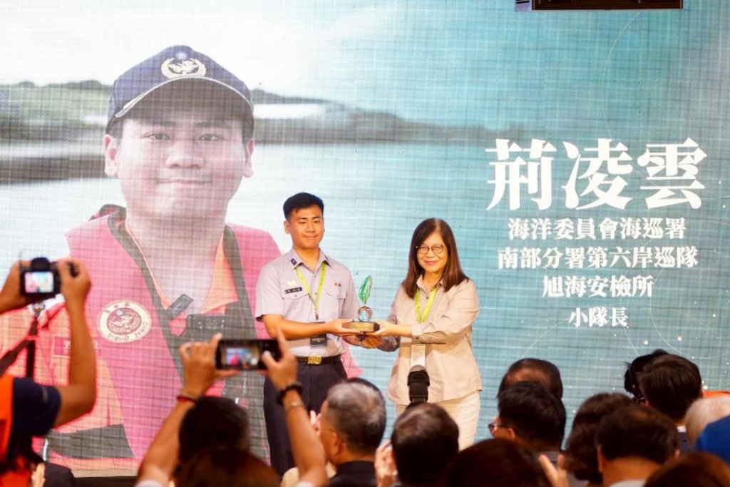 海巡署南部分署中尉荊凌雲榮獲「大武山職場新人賞」 主委管碧玲親頒肯定