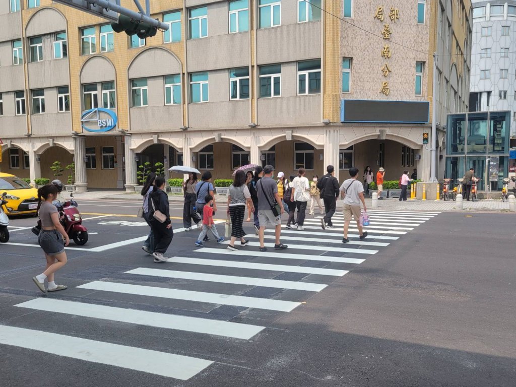 台南火車站北門路已完成行穿線與行人號誌設置 請用路人注意