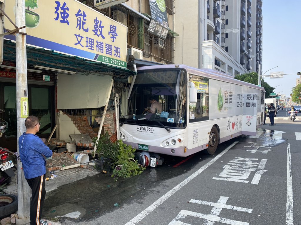 無載人公車行經東區崇德路不明原因擦撞民眾 所幸無人傷亡