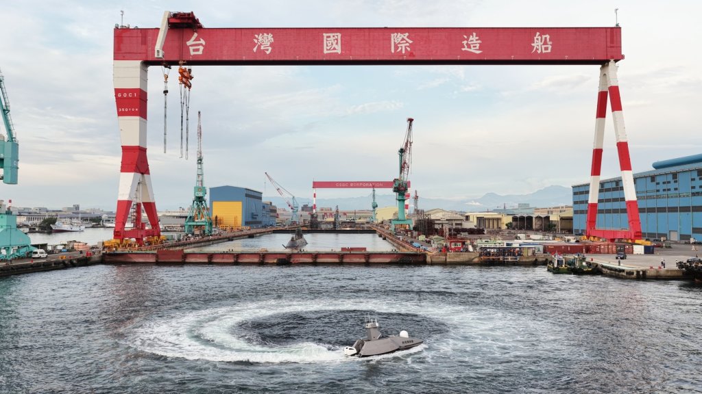 台船公司「奮進魔鬼魚號」領航 台灣無人船首度獲船級協會認證