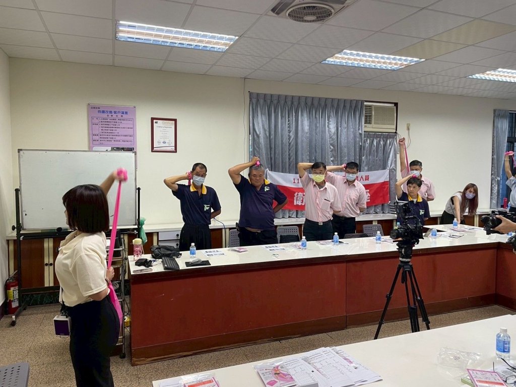 交通局辦理「衛教諮詢講座及拍攝彈力帶健康操影片」提升公車駕駛健康