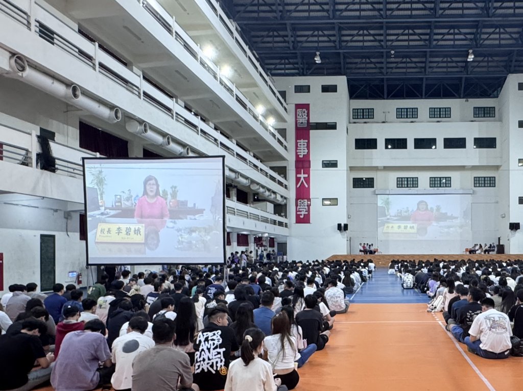 開學了！中華醫大新鮮人一起來CPR+AED入學禮考驗 李碧娥校長勉快樂學習有效學習充實校園生活