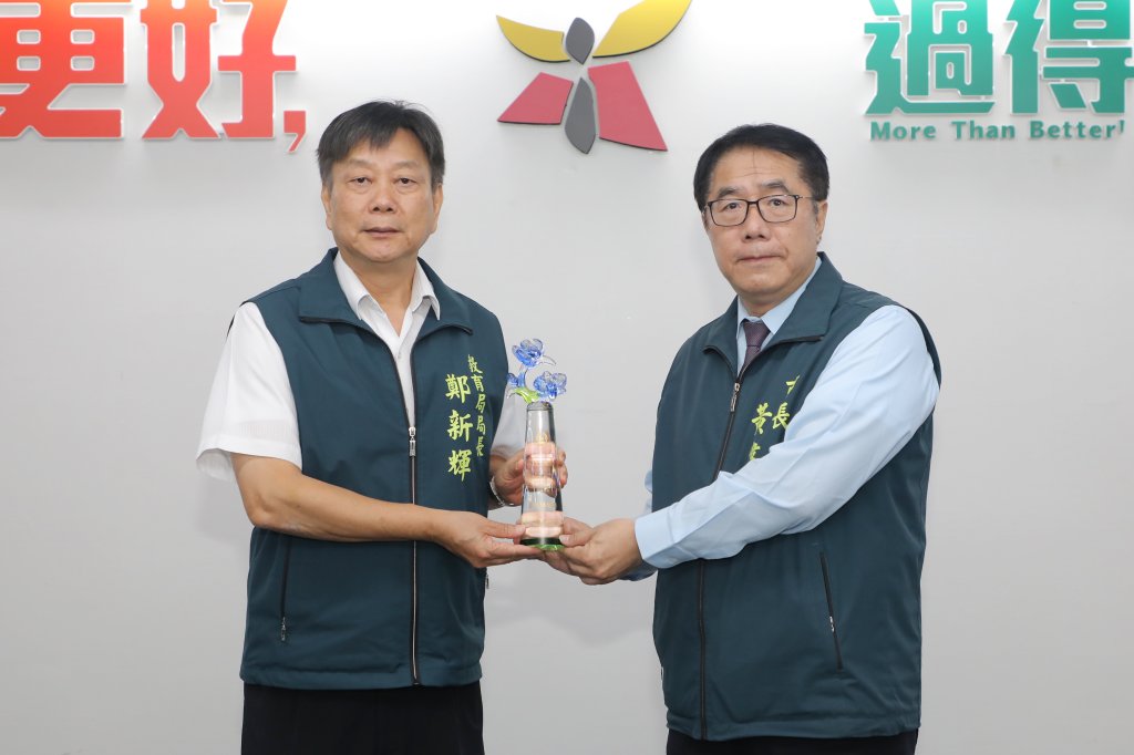 臺南市防災校園建置獲獎 教育局及7校市政會議向黃偉哲獻獎 