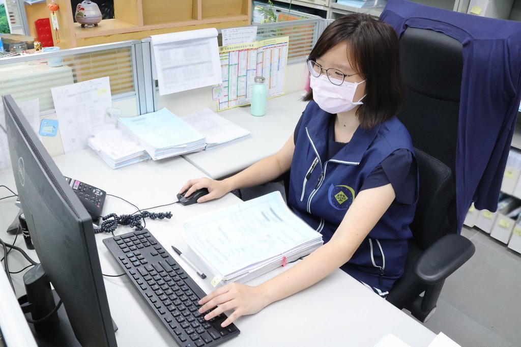 男子無照又超速、紅燈右轉被罰　拖欠不繳遭執行存款急繳清