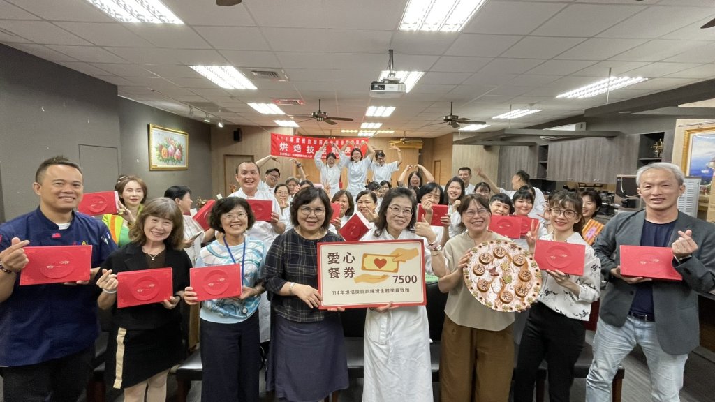 中華醫大烘焙技能訓練班「月滿精彩、展翅新程」風光結訓