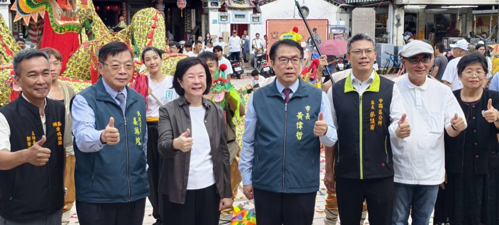 府城隍-夜訪諸羅城 百米巨龍藝陣踩街前導活動 市長黃偉哲、議長邱莉莉齊聚恭迎城隍爺