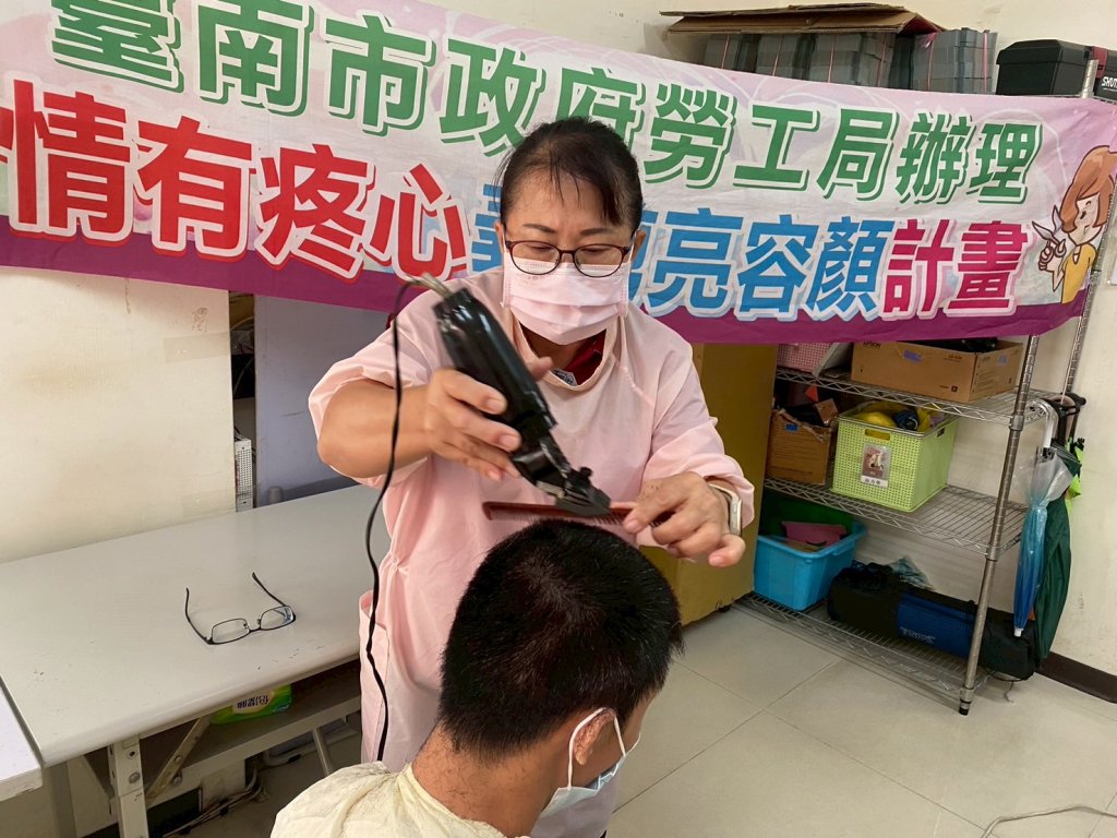 用行動傳遞愛心 勞工局推動義剪服務關懷弱勢
