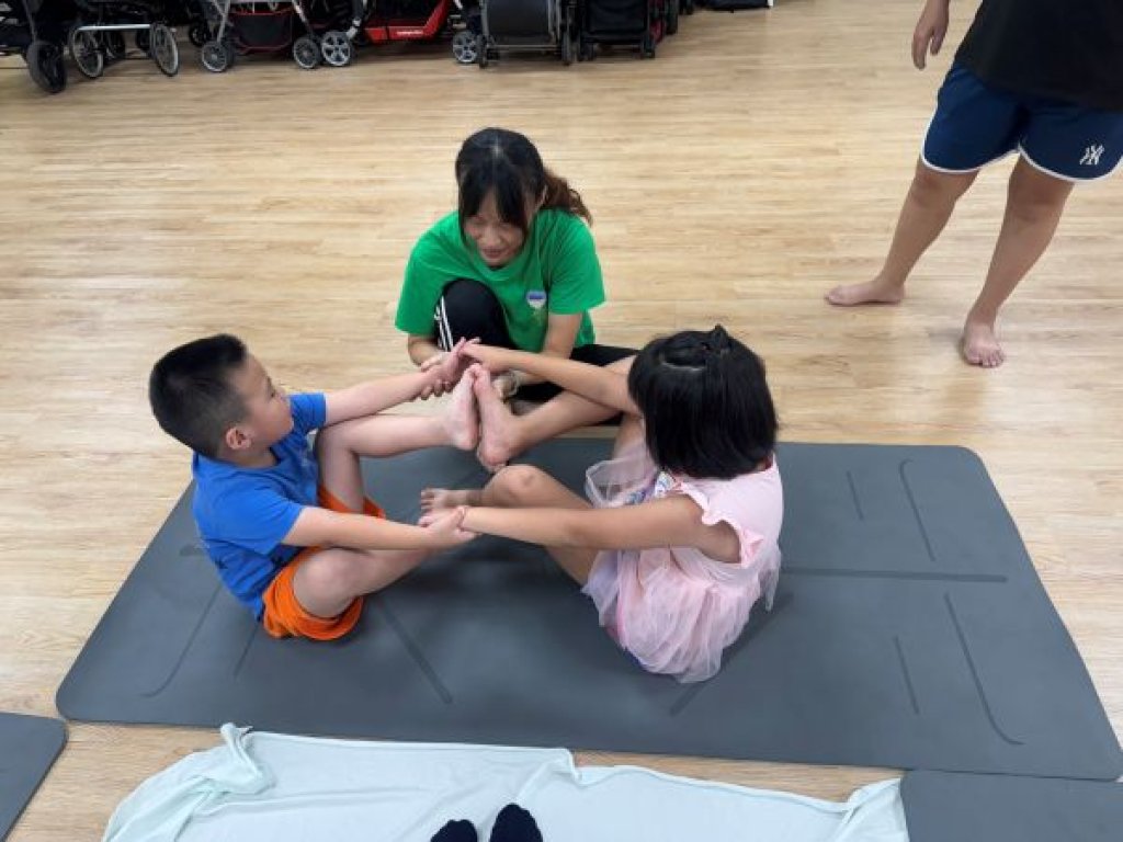 大岡山早療中心辦親子瑜珈 促親子正向互動