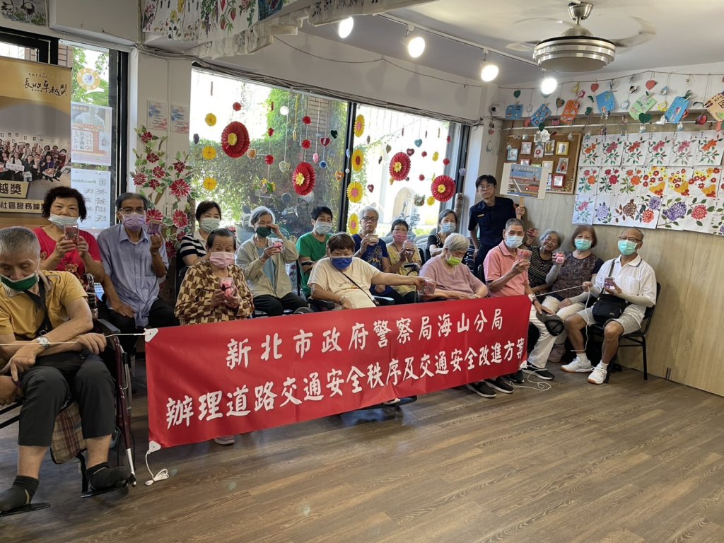 交通安全月　海山分局向社區長輩宣導行人安全